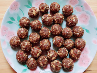 12、水果汤圆,将馅揉成均匀的小圆球待用。