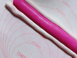 13、水果汤圆,准备一根粗一些的火龙果色面团，再搭配两条细的面团。