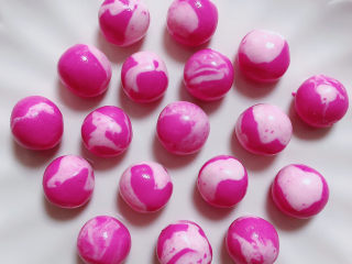 14、水果汤圆,做成一个个均匀的小圆球。