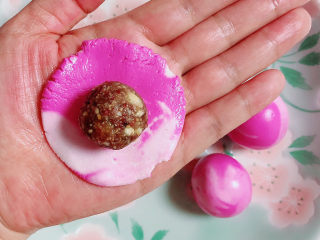 15、水果汤圆,将面团按扁，包入馅料，四周包起，用糊口慢慢沿着圆球逐渐包起。