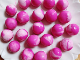 16、水果汤圆,一个个漂亮的汤圆就做好了。