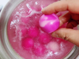 17、水果汤圆,锅中烧开水，放入汤圆。