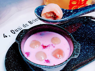 19、水果汤圆,再搭配上火龙果肉和牛奶，看起来很诱人哟！