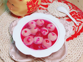 20、水果汤圆,也可以浸泡在火龙果汤汁中，看起来很魅惑，颜色超靓丽。