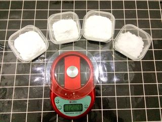 2、冰皮月饼,分别称重备用。