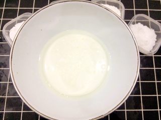 3、冰皮月饼,盆里放糖粉，牛奶，玉米油搅拌均匀。