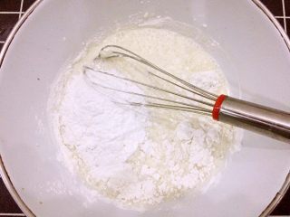 4、冰皮月饼,筛入各种面粉继续搅拌