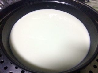 6、冰皮月饼,上锅大火蒸25分钟，最好覆盖保鲜膜一层，在中途把保鲜膜揭开，面糊搅拌一下，盖保鲜膜继续蒸。