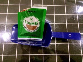 8、冰皮月饼,红曲米粉。其实这个换成火龙果汁或者其他果蔬汁更好。忽略我懒????