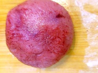 11、冰皮月饼,其中一个面团放入红曲米粉，揉均匀