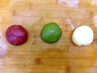 12、冰皮月饼,另一个面团揉入抹茶粉，揉匀。