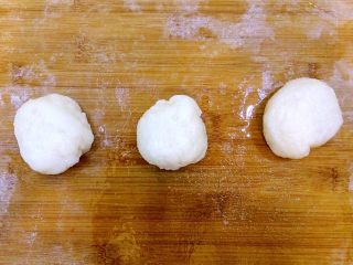 10、冰皮月饼,均匀分成三个面团，每个100克。这个根据自己的面团来分。