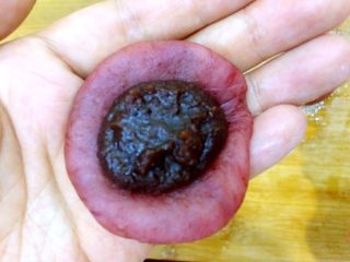 13、冰皮月饼,每块面团又分成四个剂子，每个25克。这步骤原谅我忘记拍图。然后把面剂捏成片，包入豆沙馅儿。或者你喜欢的馅料。用虎口慢慢封口。