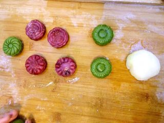 14、冰皮月饼,取模具，里边粘少许熟糯米粉。在轻轻扣一下。放入面团做出喜欢的图形。就可以了