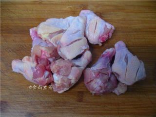 1、照烧汁香烤鸡腿,鸡翅根洗净沥干水，两面肉厚的部分用刀划1刀，方便入味