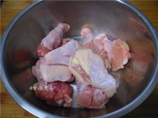 2、照烧汁香烤鸡腿,倒入大盆中，倒入料酒