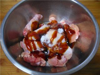 3、照烧汁香烤鸡腿,倒进照烧汁、撒上盐
