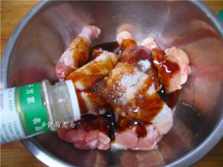 4、照烧汁香烤鸡腿,调入胡椒粉