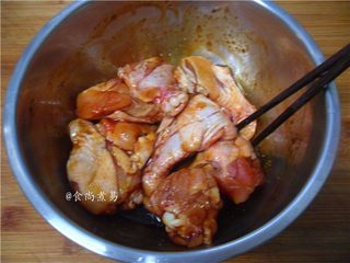 5、照烧汁香烤鸡腿,戴上一次性手套，抓匀鸡翅根，顺便给它们按摩一两遍