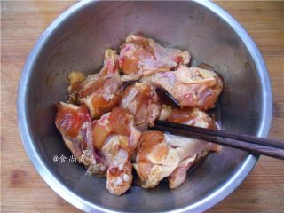 6、照烧汁香烤鸡腿,遮上保鲜膜，放入冰箱腌制两小时以上