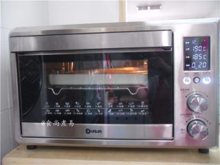 8、照烧汁香烤鸡腿,放入烤箱中层，以上火190度，下火185度，烤20分钟