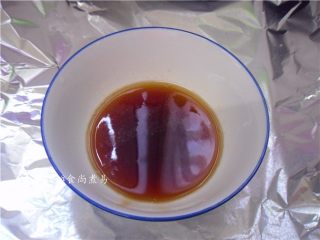 9、照烧汁香烤鸡腿,碗里倒入蜜糖，拌匀