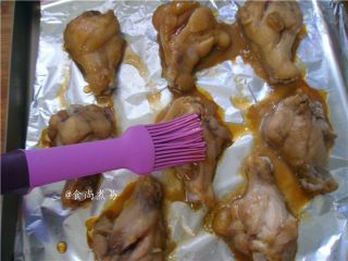 10、照烧汁香烤鸡腿,将烤箱中的鸡腿取出表面刷上一层蜜糖