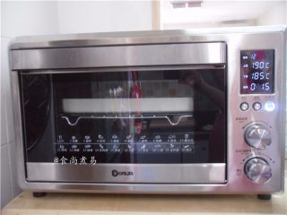 11、照烧汁香烤鸡腿,再次放入烤箱中层，以同样的温度再烤15分钟