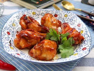 12、照烧汁香烤鸡腿,戴上隔热手套，取出鸡腿摆盘即食