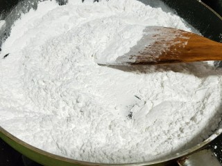 1、酥香的玫瑰花饼,先将糯米粉小火炒至微黄，做糕粉用