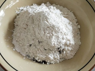 3、酥香的玫瑰花饼,加入炒熟的糯米粉拌匀