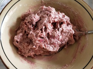 4、酥香的玫瑰花饼,拌好后盖保鲜膜放入冰箱冷藏