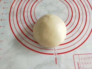 5、酥香的玫瑰花饼,水油皮拌匀盖上保鲜膜或湿布静置30分钟