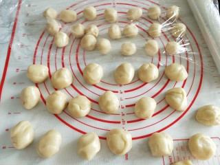 7、酥香的玫瑰花饼,将油皮和油酥均分同等的份量