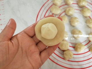 8、酥香的玫瑰花饼,油皮压扁，包入油酥，用虎口收口