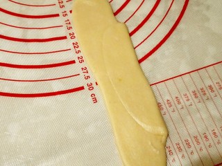 11、酥香的玫瑰花饼,然后再次擀开，卷起来，再静置15分钟
