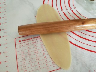 9、酥香的玫瑰花饼,用擀面杖从中间往上往下，擀成牛舌状，再自上而下卷起来