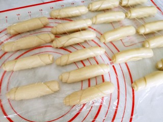 10、酥香的玫瑰花饼,盖上保鲜膜放一边醒15分钟