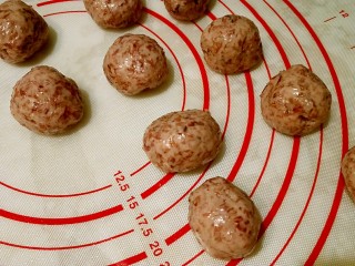 12、酥香的玫瑰花饼,冷藏后的馅料20g一个，搓圆，如果太湿可以冷冻一下，好包