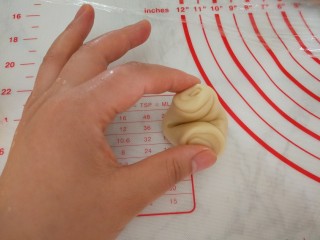 13、酥香的玫瑰花饼,两端往中间捏，压扁，用擀面杖擀成中厚四周薄的面皮