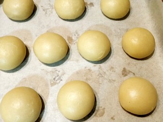 15、酥香的玫瑰花饼,放入烤盘中摆好