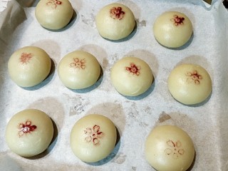 16、酥香的玫瑰花饼,红曲粉兑水，用模具沾水，印在饼上面，放入预热好的烤箱，180度上下火25分钟