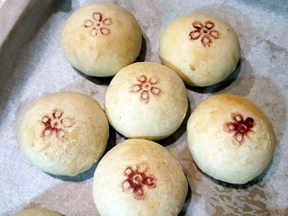 17、酥香的玫瑰花饼,烤好后取出放凉，如果不喜欢上色的，中途、要加盖锡纸