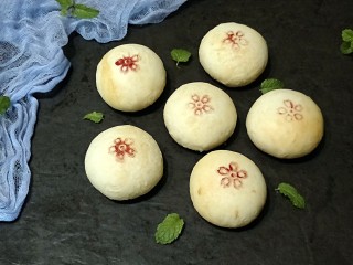 18、酥香的玫瑰花饼,找了几个印花相对好的，美美的拍照，留恋