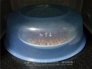 7、糖不甩,花生放入微波炉,高火3分钟;