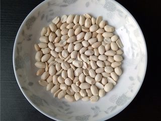 8、糖不甩,取出,花生稍凉,用双手搓掉花生衣;