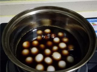 11、糖不甩,将小丸子放入奶锅里,均匀蘸上红糖水;