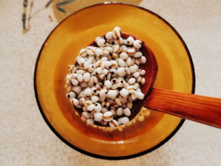 2、冬瓜薏米排骨汤,薏米用清水浸泡2个小时