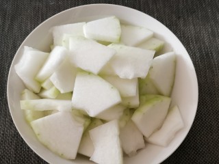 8、冬瓜薏米排骨汤,利用这个时间将冬瓜去皮去瓤切片备用