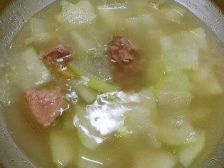 15、冬瓜薏米排骨汤,再煮1-2分钟 关火